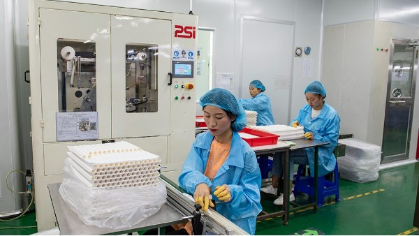 塑料制品制造廠里什么是吹瓶？